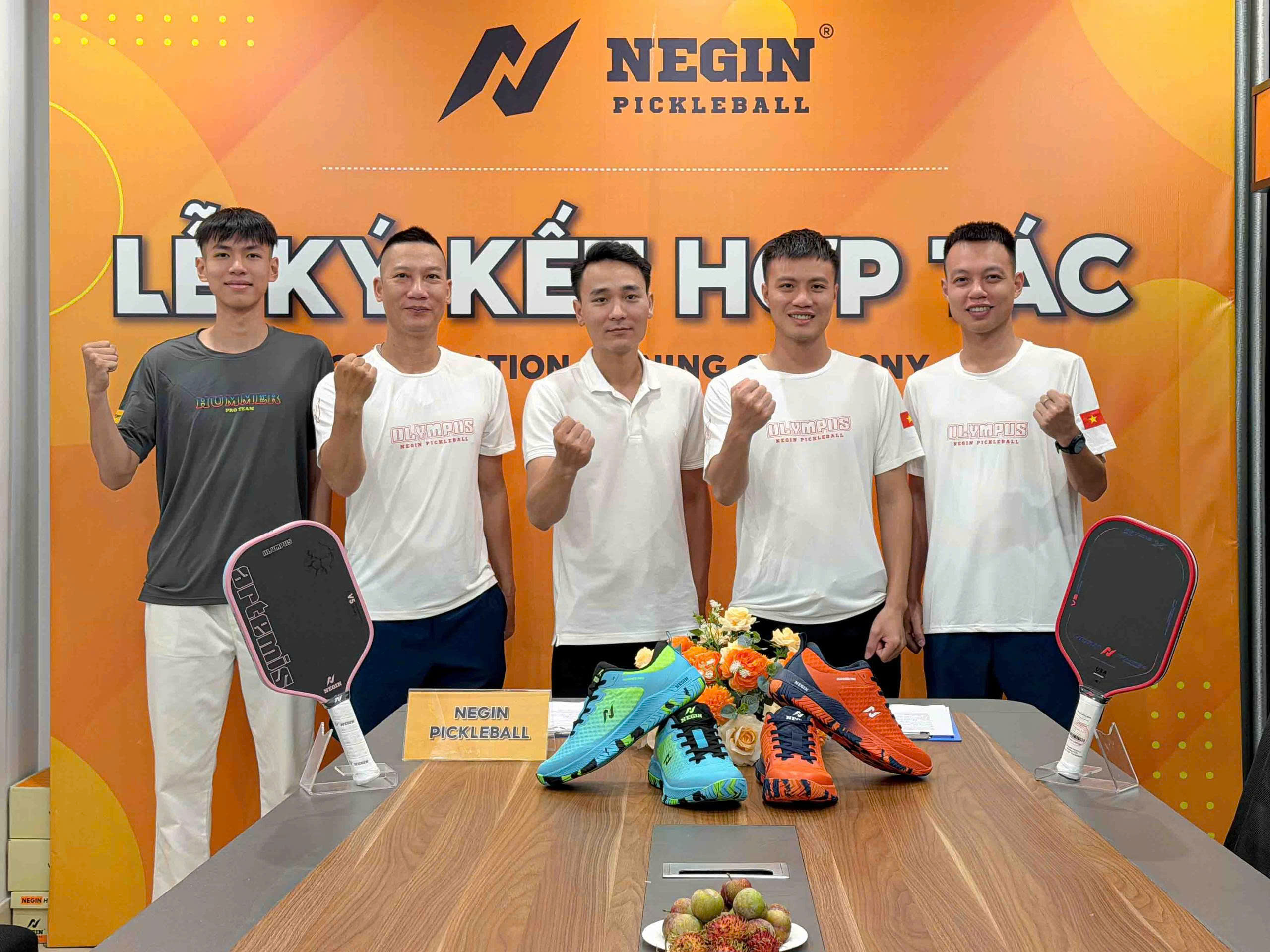 Khoảnh khắc Negin chính thức ký kết hợp tác cùng các VĐV Pickleball.