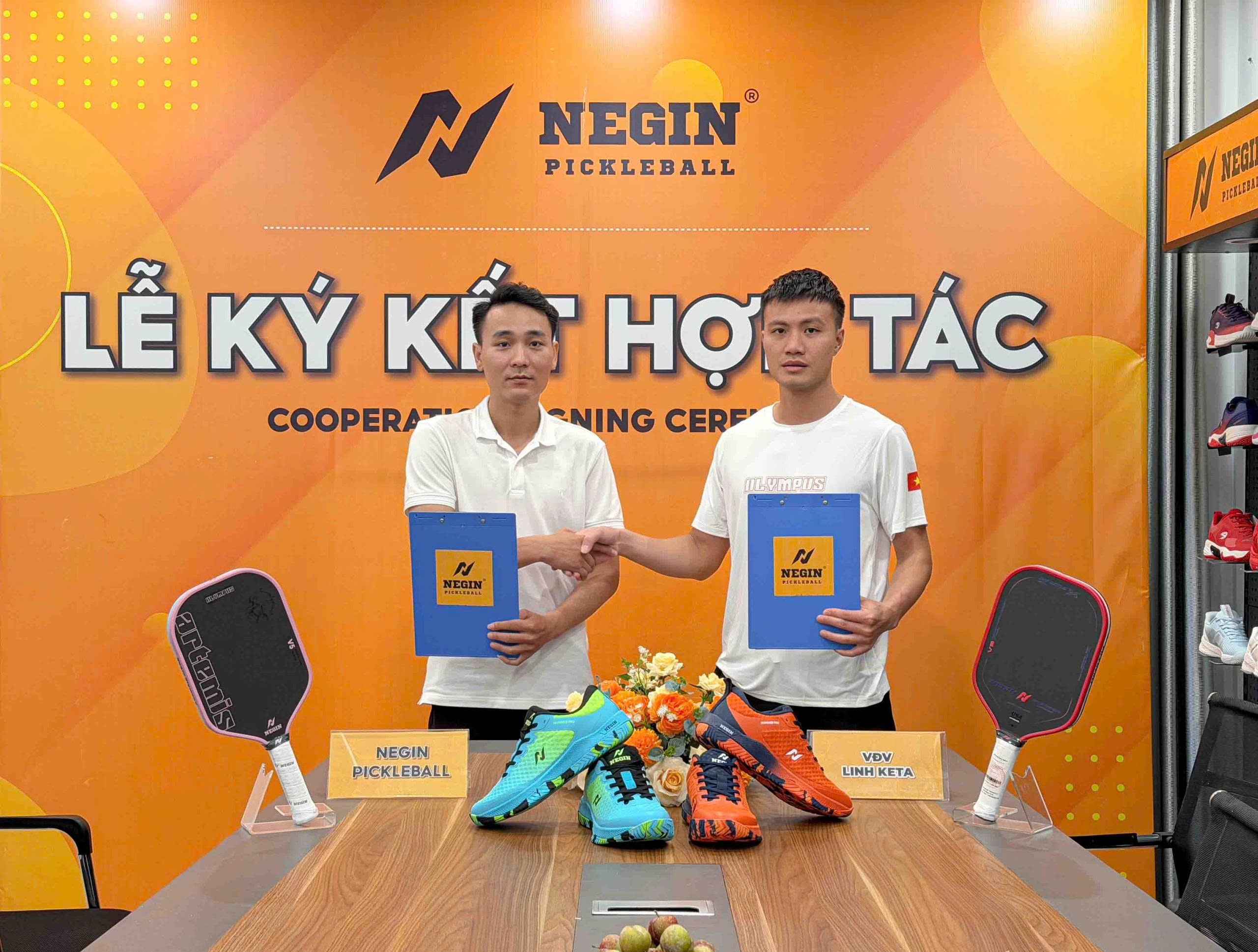 Đại diện Negin và các VĐV Pickleball tại lễ ký kết hợp tác.