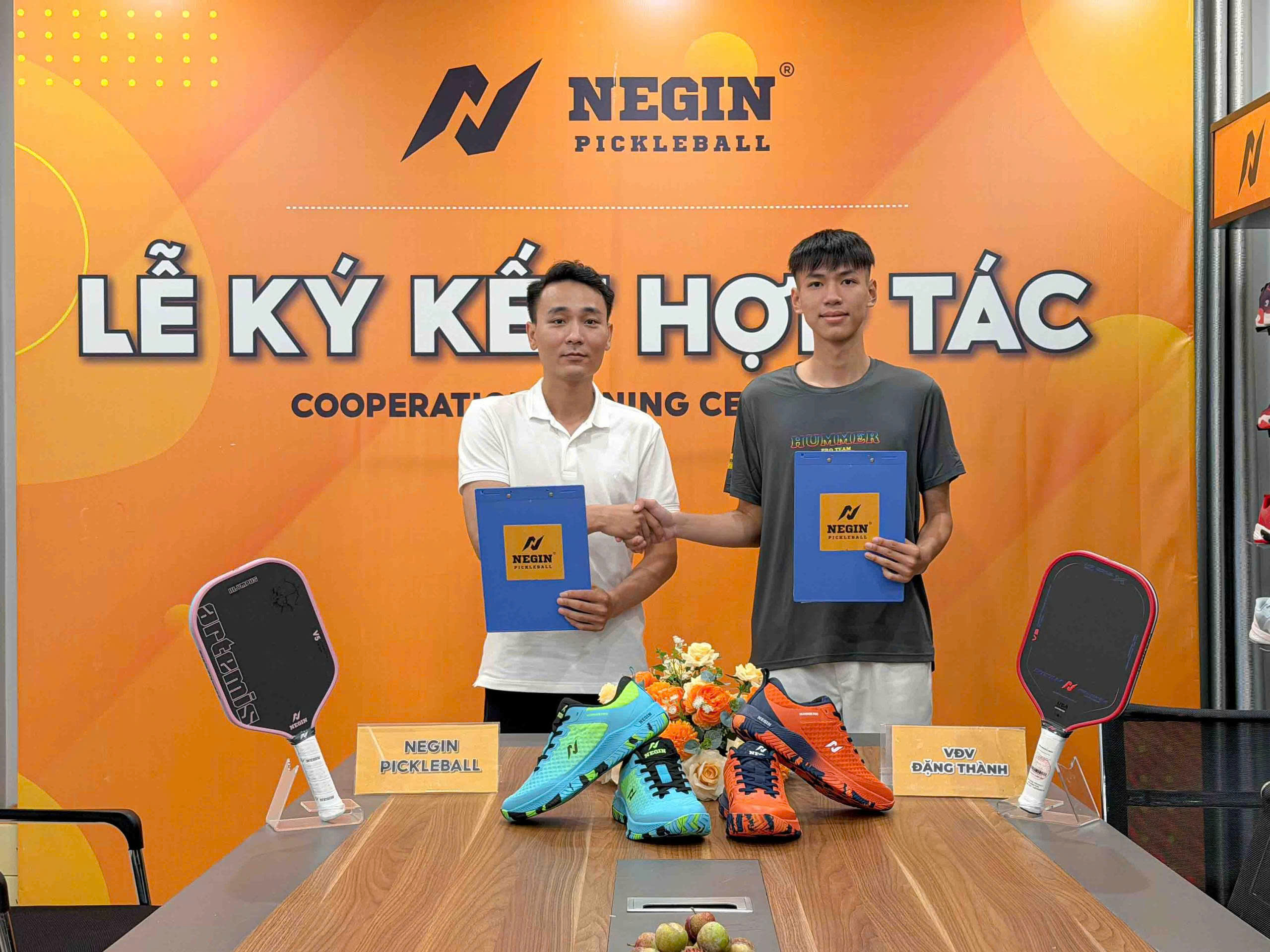 Khoảnh khắc Negin chính thức ký kết hợp tác cùng các VĐV Pickleball.