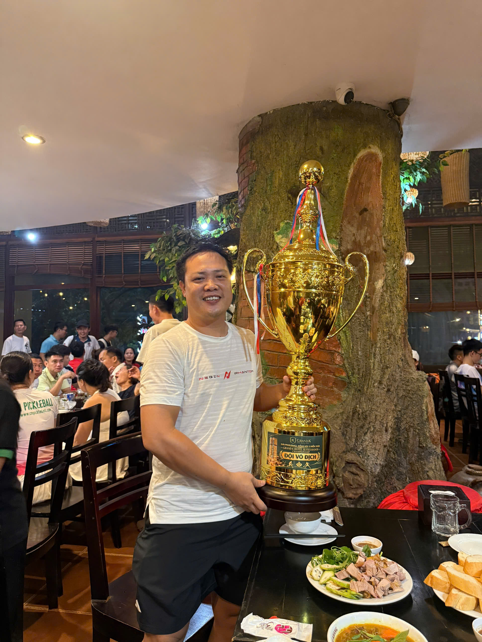 Chiếc cúp trên tay, nụ cười trên môi và cả một hành trình nỗ lực phía sau để negin vô địch giải pickleball đồng đội 3 miền 2026